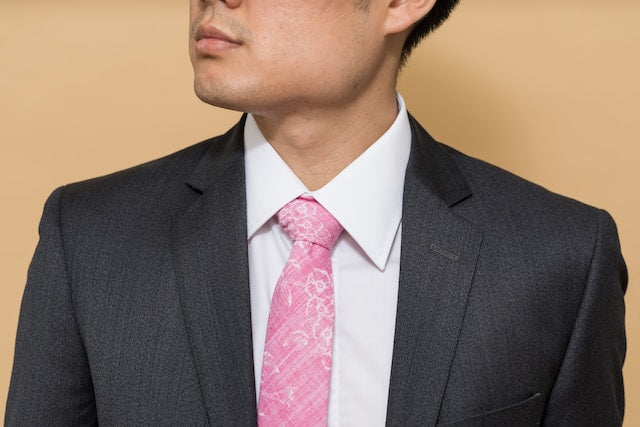Proper fitted neck size on men's dress shirt 