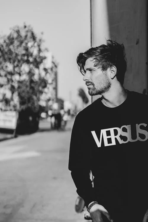 looksmaxing in black shirt