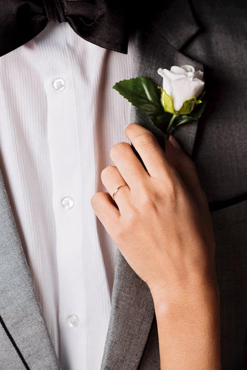 which hand wedding ring for a man?