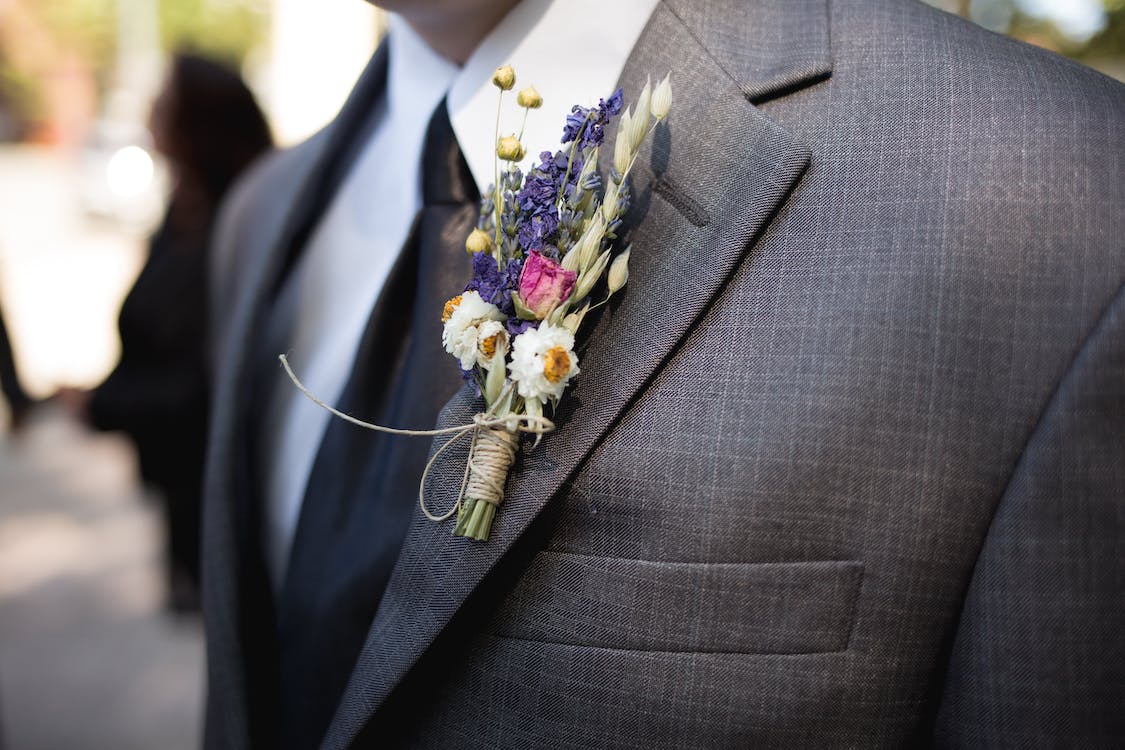 How to Pin a Boutonniere on a Shirt or Jacket (With or Without a Pocket) Nimble Made How to Pin a Boutonniere on a Shirt or Jacket (With or Without a Pocket) Nimble Made