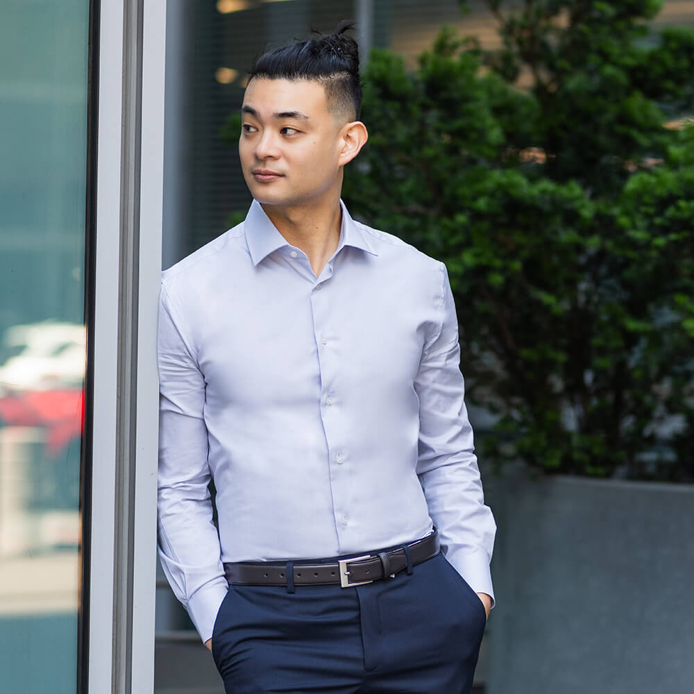 model is 5'11" 160 lbs and wears size N4 in light gray Oxford weave 100% cotton