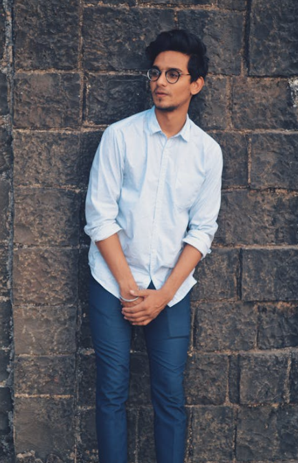 What Color Shirt Goes with Navy Blue Pants?