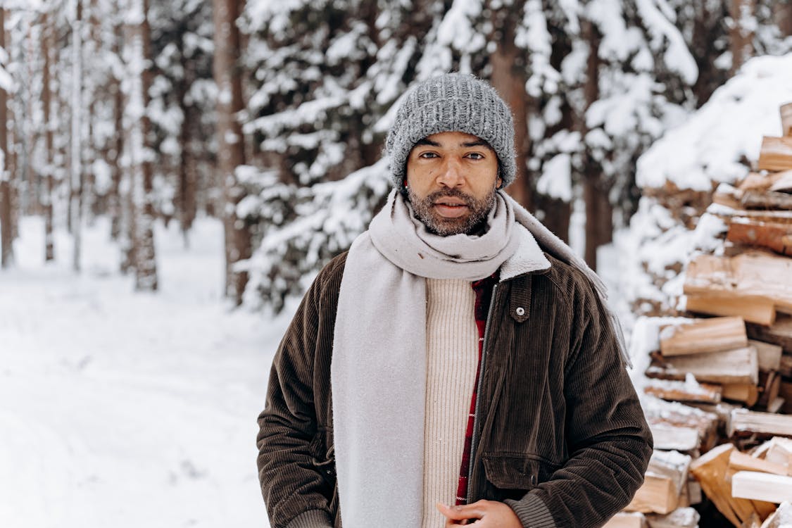 how to wear a scarf for men. man wearing scarf in snow